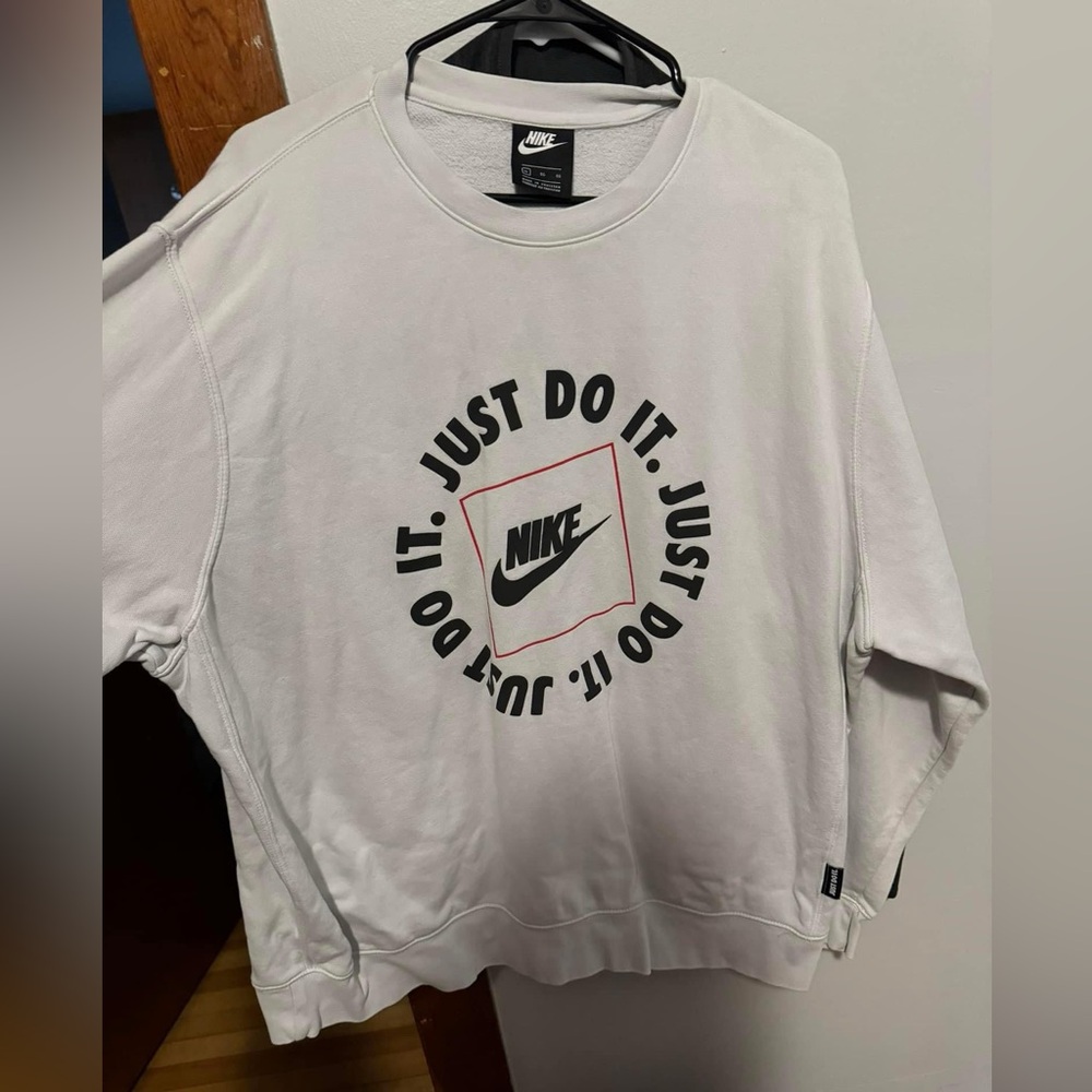Men’s Nike sweatshirt